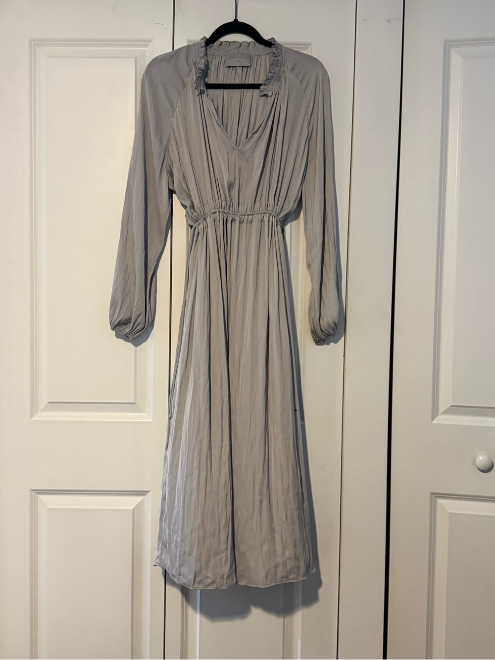 Modern Citizen Light Gray Long Sleeve V-Neck Midi Dress